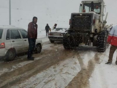 نجات خودروهای گرفتارشده در برف با امدادرسانی به‌موقع هلال‌احمر