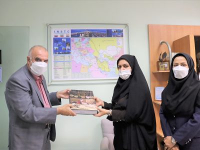 رئیس اتاق بازرگانی گیلان بیش از ۲۰۰ جلد کتاب کودک به کتابخانه های استان اهدا کرد