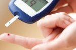 نوار و دستگاه تست قند خون در داروخانه‌ها موجود است