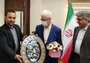 تکریم استاد پیشکسوت توسط رئیس دانشگاه علوم پزشکی گیلان و مدیر صندوق بازنشستگی کشوری استان