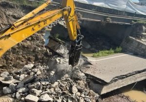 مدیران جهادی پای‌کار؛ بازسازی پل سیل‌زده آستارا آغاز شد