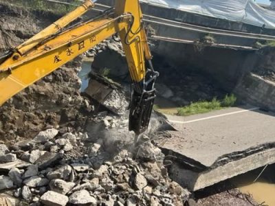 مدیران جهادی پای‌کار؛ بازسازی پل سیل‌زده آستارا آغاز شد