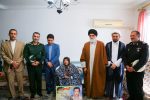 دیدار امام جمعۀ بندرانزلی با مادر شهید یزدانی + عکس