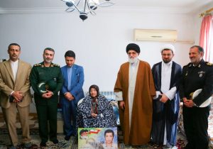 دیدار امام جمعۀ بندرانزلی با مادر شهید یزدانی + عکس