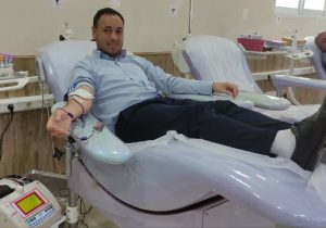 اهدای لوح راوی اهدای خون به اصحاب رسانه برای اولین در استان گیلان