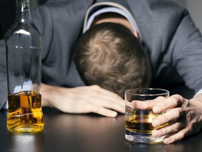 راهی شدن ۲۰ نفر دراثر مسمومیت الکلی؛ ۴ نفر فوت و ۶ نفر بدحالاند