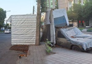 رهاشدگی یک خودرو اسقاطی در دروازه لاکان؛ خطر دائمی برای شهروندان