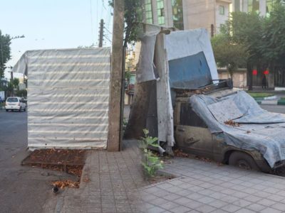 رهاشدگی یک خودرو اسقاطی در دروازه لاکان؛ خطر دائمی برای شهروندان